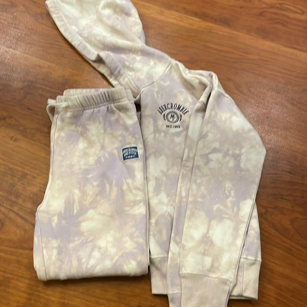 Abercrombie Kids Sweatsuit. Sweatshirt size 9-10, Sweatpants size 7-8.